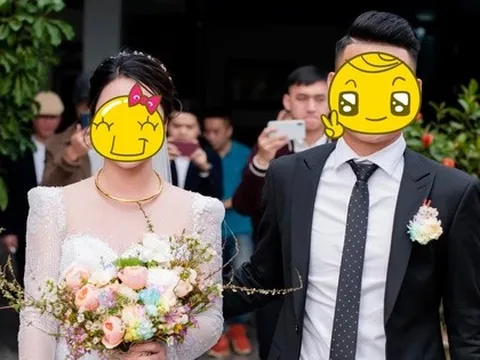 Cuộc sống hiện tại của cầu thủ từng "nghèo nhất Việt Nam": Cưới vợ hot girl, ở nhà lầu tậu xe hơi tiền tỷ