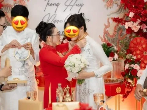 Trò cưng thời HLV Park Hang-seo kết hôn, khoe vàng đeo rủng rỉnh