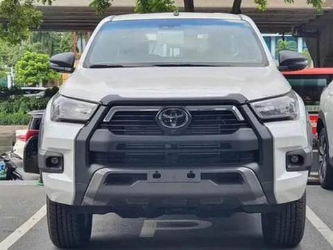 Toyota Hilux 2023 bản "full option" về Việt Nam: Giá gần 1,1 tỷ, thêm trang bị đấu Ranger Wildtrak