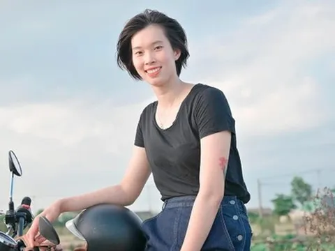 'Khủng long' 1m93 của bóng chuyền nữ Việt Nam khoe sở thích chơi 'quái thú tốc độ'