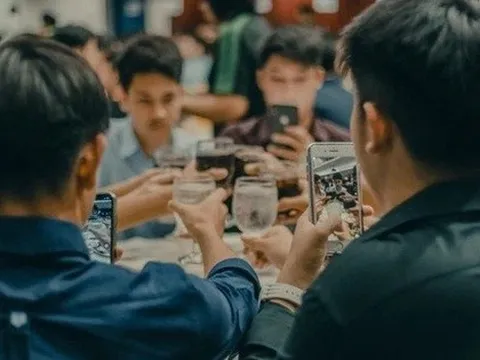 Cái khó của người giàu đi họp lớp: Giản dị bị coi giả nghèo tránh tốn, chưng diện là khoe khoang, bạn bè xa lánh