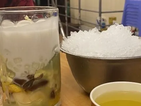 90.000 đồng/cốc chè, đắt gấp ba bát phở, khách vẫn nườm nượp mua