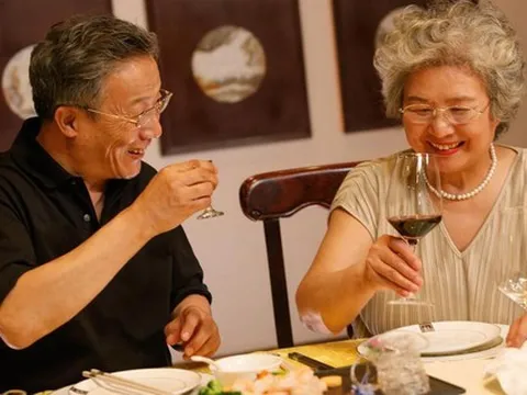 Tôi 66 tuổi, trước đây là sếp, lương hưu 30 triệu đồng vẫn khánh kiệt vì bị lừa: Có 3 ĐIỀU ngốc đừng nên làm!