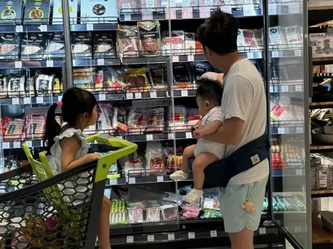 Cường Đô La hé lộ khoảnh khắc ngày cuối tuần bên 2 nhóc tì, nhìn đúng chuẩn "bố bỉm sữa"