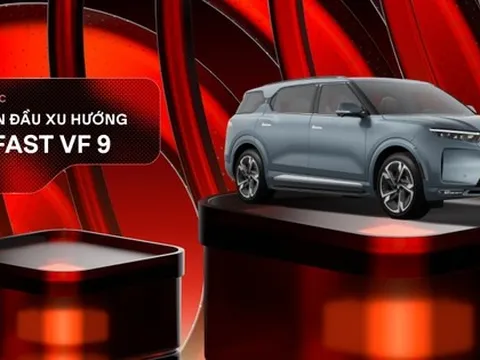 Thứ trưởng Bộ Kế hoạch và Đầu tư trao giải Xe dẫn đầu xu hướng cho VinFast VF 9