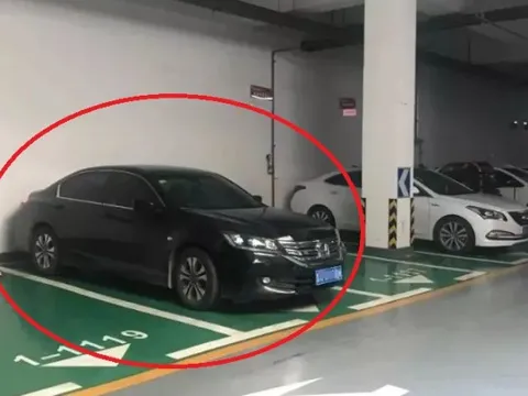 Mặt dày để xe ở lốt nhà hàng xóm 3 năm, người phụ nữ quen thói "dùng chùa" nhận cái kết muối mặt