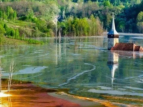Ngôi làng yên bình mang vẻ rực rỡ như buổi chiều tà nhưng ẩn chứa sự thật tàn độc nhiều năm chưa gột rửa hết được