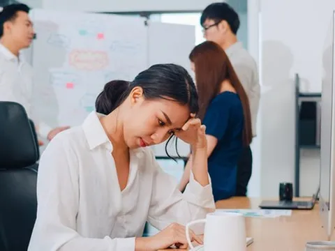 “Cô lập thầm lặng”, xu hướng đáng sợ chốn công sở: Cái liếc mắt của các chị đại cũng khiến người hướng nội "nghẹt thở"