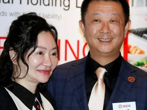 Chân dung ông chủ chuỗi lẩu Haidilao: Từ gã nhà quê thất học, phải vay tiền bạn gái để khởi nghiệp ở tuổi 20 đến khối tài sản gần 6 tỷ USD