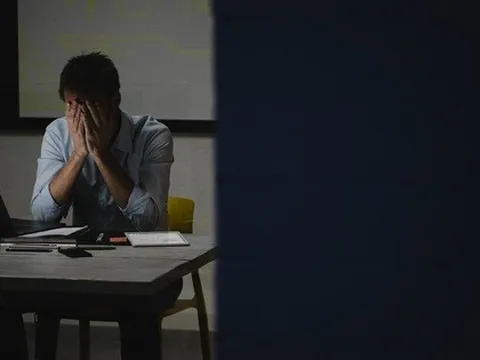 Vén màn cuộc sống sau buổi họp lớp: Hoa khôi ngày nào giờ thành "con nợ", người giàu nhất lại sống mệt mỏi nhất