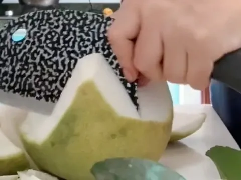 Cảnh bổ bưởi thu hút 8,6 triệu lượt xem, dân mạng nhìn "không chớp mắt" vì một lý do dở khóc dở cười