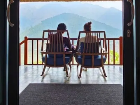 Thanh Hằng khoe ảnh hai vợ chồng đi du lịch, chỉ nói 1 câu cũng đủ biết ông xã giàu thế nào