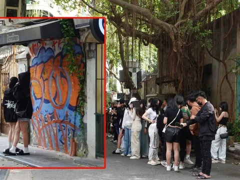 Hà Nội: Chen chân xếp hàng chỉ để chụp ảnh với... bức tường, tranh cãi vì vấn đề gây ùn tắc