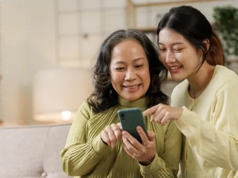 Tôi ở nhà chăm con, muốn gửi mẹ 3 triệu/tháng nhưng chồng không đồng ý: Không thể lo cho mẹ, tôi đau lòng lắm!