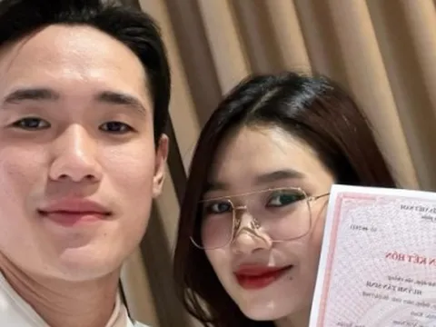 Trung vệ điển trai nhất U23 Việt Nam khoe giấy đăng ký kết hôn với vợ làm ngân hàng