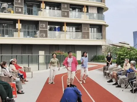 Khi người trẻ sống tại viện dưỡng lão: Chi phí rẻ thay cho tiền thuê nhà, chăm sóc người cao tuổi 1 tiếng/ngày