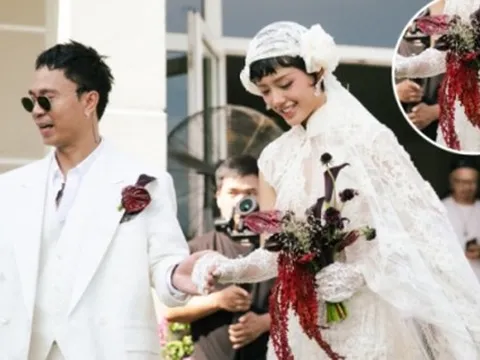Bó hoa độc lạ Cô Em Trendy cầm trong đám hỏi: Kết nối từ 4 loại khác nhau nhưng ý nghĩa đặc trưng lại trùng hợp