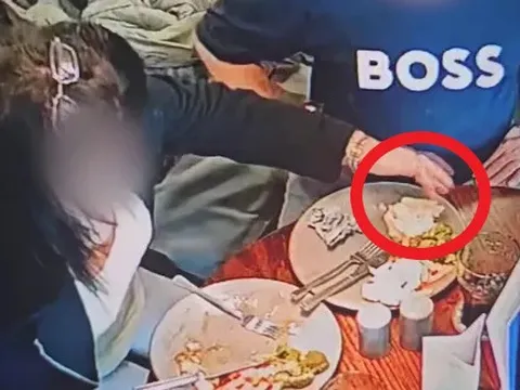 Khách nói món ăn có vật thể lạ nên yêu cầu hoàn tiền, chủ quán check cam phát hiện sự thật gây phẫn nộ