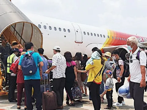 Người lao động khó khăn sẽ được miễn phí vé tàu, máy bay về quê đón Tết Nguyên đán 2024