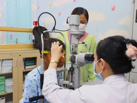 Xem người khác câu cá trẻ bị lưỡi câu móc vào mắt