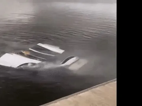 Xe điện Tesla chìm nghỉm vẫn bốc cháy ngùn ngụt