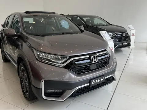 Khó khăn bủa vây, nhiều hãng xe giảm giá tìm khách hàng