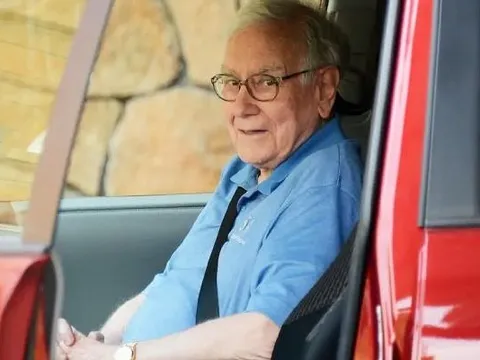 Giàu thứ 5 thế giới, thừa điều kiện đi xế xịn nhưng tỷ phú Warren Buffett vẫn đi xe "cà tàng" vì một lý do
