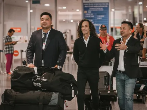 Huyền thoại từng giành giải Grammy - Kenny G đã tới Hà Nội, tiết lộ trình diễn một bài dân ca 'bí mật' chinh phục khán giả Việt