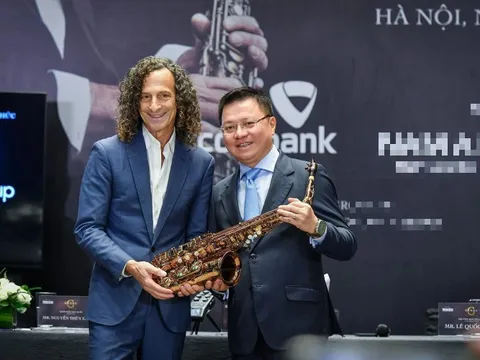 Vừa tặng kèn saxophone đấu giá, huyền thoại “triệu bản” Kenny G bật mí thêm một món quà khiến người hâm mộ Việt “nóng lòng” chờ mong