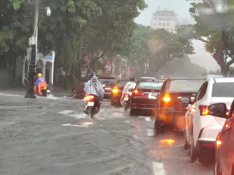 Từ Quảng Trị đến Bình Định mưa rất to, đe doạ ngập lụt