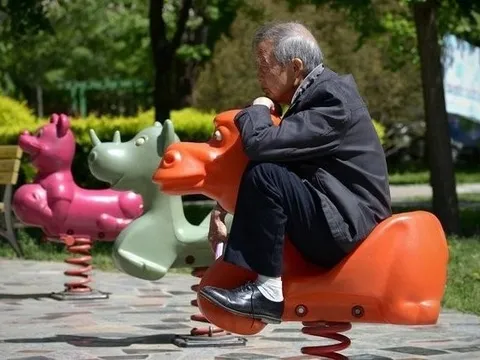 52 tuổi, sau quãng thời gian phụng dưỡng cha mẹ già, tôi ngộ ra: Quan hệ ruột thịt dù tốt đến mấy, cũng phải lập ra 3 quy tắc sống - còn này!