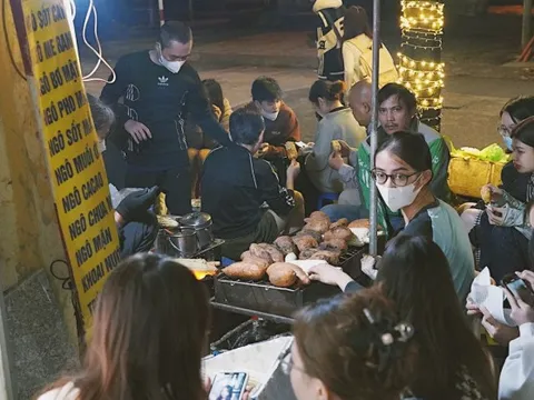 Giới trẻ Hà Nội đi ăn lẩu nướng đông nghịt nhân ngày gió lạnh: Thế này mới là tận hưởng chứ!