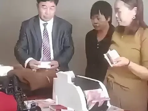 Nhà trai mang máy máy đếm tiền ra giữa lễ đường, dân tình bất bình: Đây là gả hay bán con gái?
