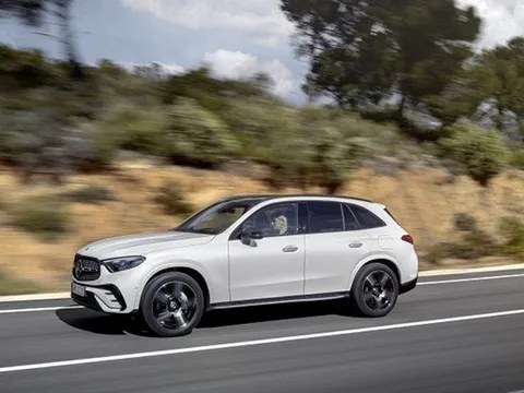 Cửa sổ Mercedes GLC 300 2024 có thể văng ra khi đang lái xe