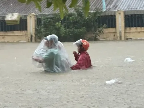 Lũ sông Hương lên nhanh trong đêm, người dân TP Huế thức trắng ứng phó