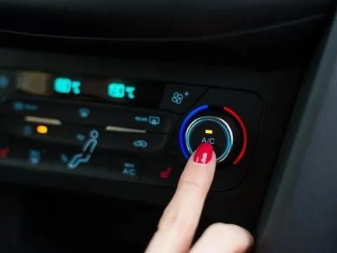 Mẹo ngăn điều hòa ô tô bốc mùi chua