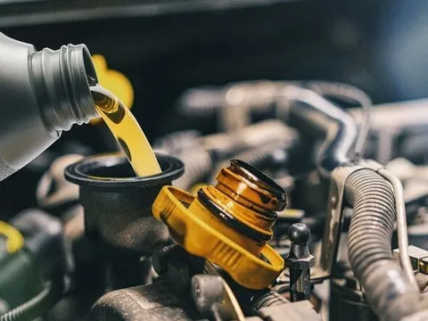 Có nên thay nhớt ô tô cho động cơ xe máy?