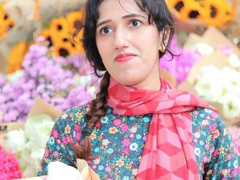 Cô gái Pakistan đến Hà Nội “đu trend” chụp ảnh xe hoa mùa Thu, hoá ra là người quen