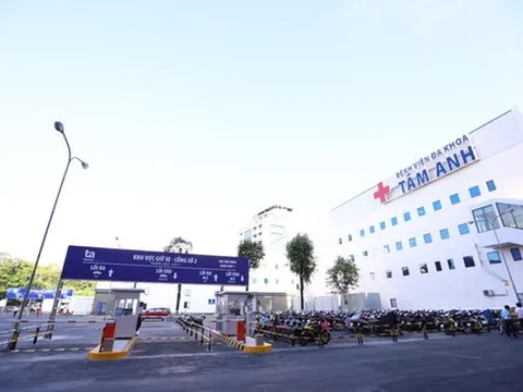 TP HCM: Bé trai chào đời trên ghế xe ô tô