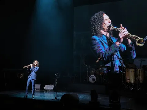 Huyền thoại Kenny G bất ngờ trở lại với đêm diễn thứ 2, thăng hoa cùng hàng nghìn khán giả, nhiều nghệ sĩ nổi tiếng cũng góp mặt