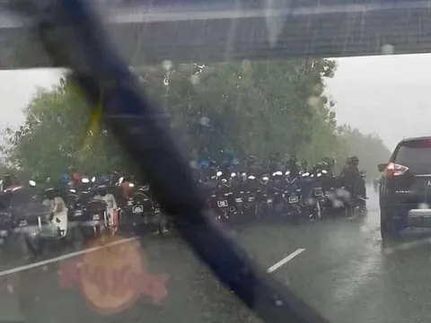 Báo Tây cảnh báo một hình ảnh rất đỗi quen thuộc ở Việt Nam: Cứ mưa là thấy cảnh gây tranh cãi này