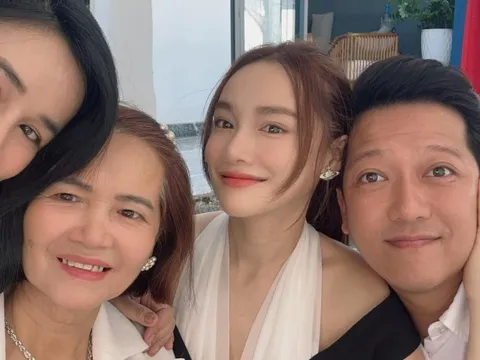 Cận cảnh nhan sắc "mẹ bỉm" Nhã Phương sau hơn 1 tháng sinh con, tiết lộ luôn chuyện Trường Giang cực thân với nhà vợ
