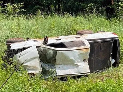 Đằng sau những bức Ảnh TNGT: Ford Ranger “chẻ đôi” gốc cây, lộn nhiều vòng xuống ruộng