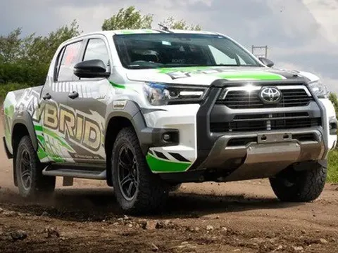 Toyota chơi lớn: Mang Hilux hybrid đi đua để kiểm chứng chất lượng trước khi bán ra thị trường