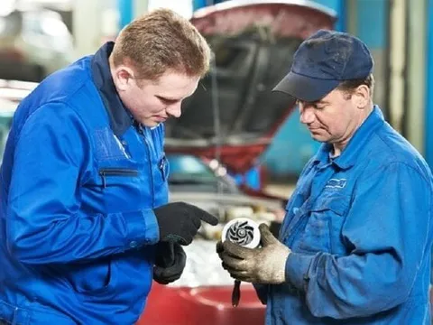 Vì sao giá phụ tùng chính hãng luôn đắt hơn gara ngoài?