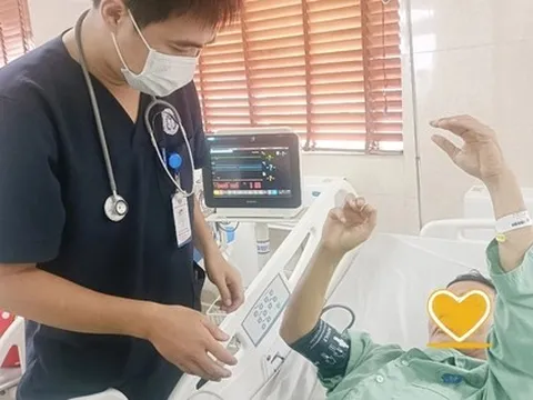 Đang ăn cơm bên đường, người đàn ông bất ngờ méo miệng, liệt nửa người