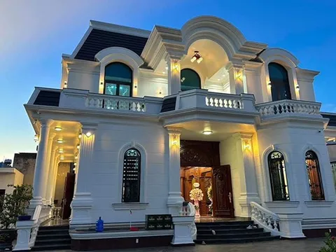 Bên trong căn biệt thự Văn Toàn xây tặng ba mẹ: Kiến trúc bề thế, nội thất "sang, xịn, mịn"