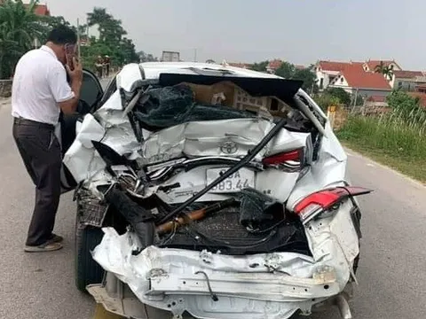 Đằng sau những bức Ảnh TNGT: Toyota Altis biến dạng sau cú đâm của xe tải