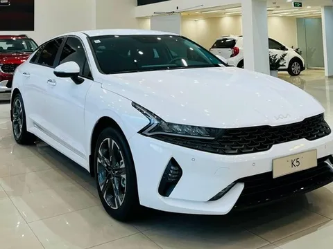 Giá Kia K5 chạm đáy mới: Giảm kỷ lục 139 triệu đồng, rẻ hơn cả Corolla Altis bản tiêu chuẩn