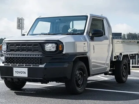 Báo nước ngoài trải nghiệm trước Toyota Hilux 2024 bản giá rẻ: 'Tăng tốc nhanh, thiếu trang bị an toàn cơ bản'